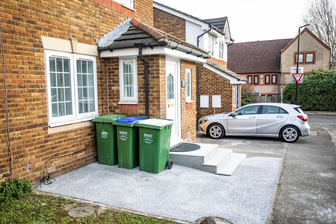 Guest house La Vida In Casa Hotel Thamesmead  United Kingdom